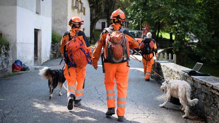 Einsatzkräfte mit Hunden brechen am Freitag im Kanton Graubünden zu Suche auf.