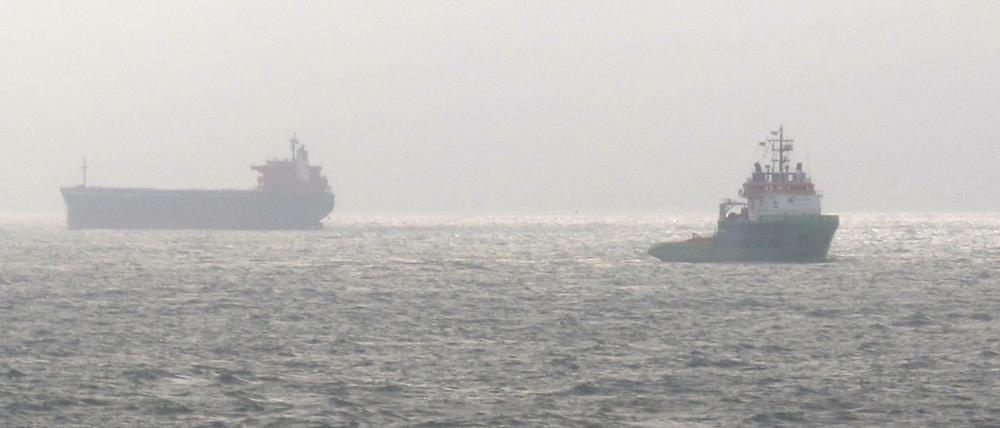 Der vor der Nordseeinsel Langeoog havarierte Frachter ´Glory Amsterdam» (l.) und der Schlepper ´Fairmount Summit», aufgenommen am 01.11.2017. 