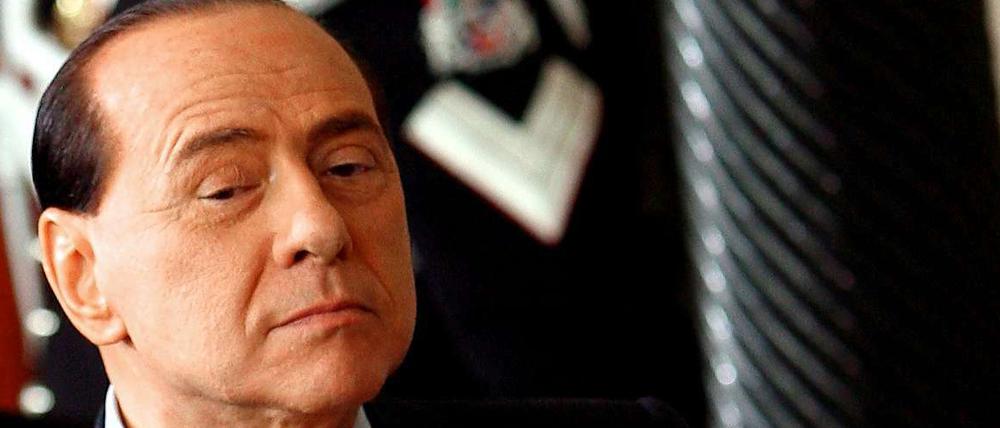 Silvio Berlusconi schaut lieber Frauen an "als schwul zu sein".