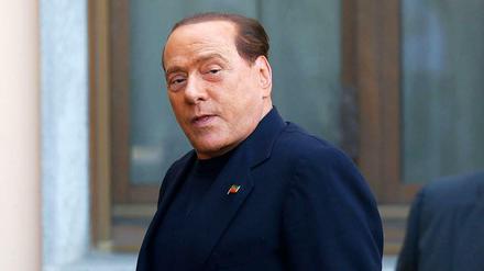 Silvio Berlusconi bei seiner Ankunft im Altersheim "Sacra Famiglia" in der Nähe von Mailand.