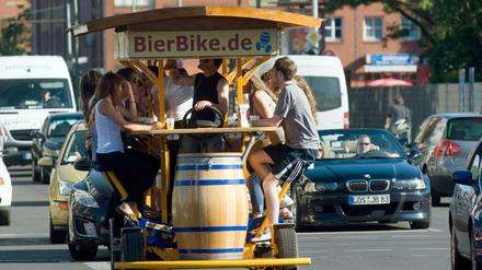 Auch in Berlin ein Ärgernis. Das Bierbike rollt mit einer Gruppe Touristen durch Berlins Mitte. 