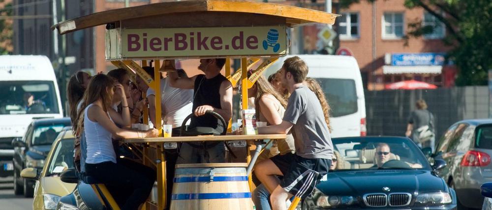 Auch in Berlin ein Ärgernis. Das Bierbike rollt mit einer Gruppe Touristen durch Berlins Mitte. 