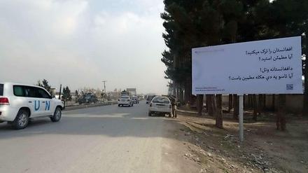 Ein Plakat in Afghanistan will potentielle Flüchtlinge von einem Verbleib im Land überzeugen. 