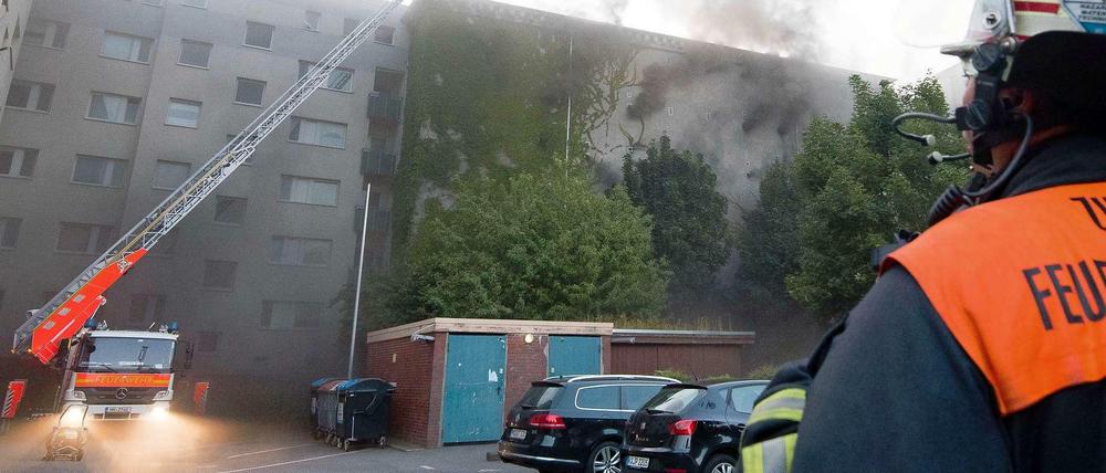 Feuer in einem Hochbunker in Hamburg am Dienstag. Die Feuerwehr versucht, zu löschen. Häuser wurden evakuiert. 