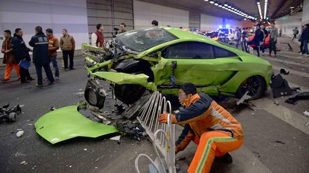 Der nach einem Unfall mit einem Ferrari verunglückt Lamborghini in einem Tunnel in Peking, China. 
