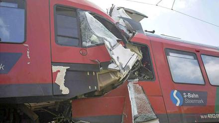 In Österreich sind zwei Züge zusammengestoßen. Ein Lokführer kam dabei ums Leben, der andere wurde ins Krankenhaus gebracht. 