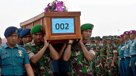 Ankunft der Särge mit den ersten geborgenen Opfern des Fluges QZ8501 auf dem Militärflugplatz in Surabaya.