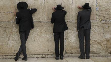 Gläubige lJuden beten an der Klagemauer in Jerusalem.
