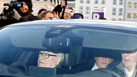 In einer Limousine ließ sich Strauss-Kahn - teilweise auf der Rückbank zu sehen - direkt in die Parkgarage des Gerichts fahren.
