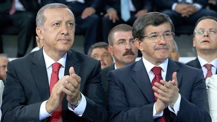 Der neue Präsident, Recep Tayyip Erdogan (links), und der neue Regierungschef, Ahmet Davutoglu.   