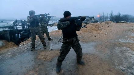 Ukrainische Soldaten im Gefecht mit prorussischen Rebellen.