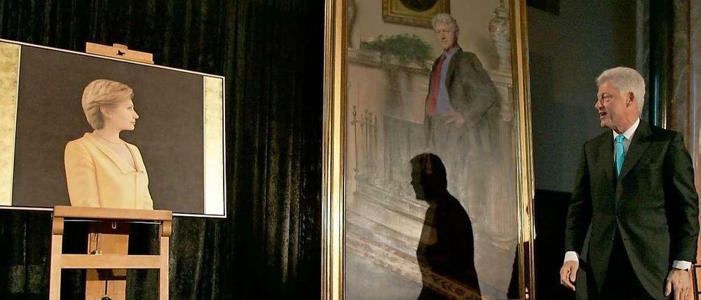 Der ehemalige US-Präsident Bill Clinton betrachtet das Portrait des Künstlers Nelson Shanks in der National Portrait Gallery in Washington. Links daneben ein Gemälde von Hillary Clinton. 