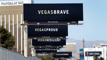 Botschaften auf Werbetafeln neben dem "Mandalay Bay"-Hotel sollen die Bewohner von Las Vegas trösten und zusammenbringen. 