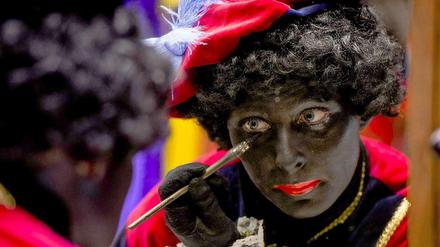 In den Niederlanden gehört es zur Weihnachtstradition, sich als "Zwarte Piet", schwarzer Peter, anzumalen. Auch hier gibt es immer wieder viel Kritik.