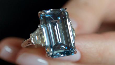 14,62 Karat, Oppenheimer Blau, mehr als 50 Millionen Euro für diesen Diamanten. 