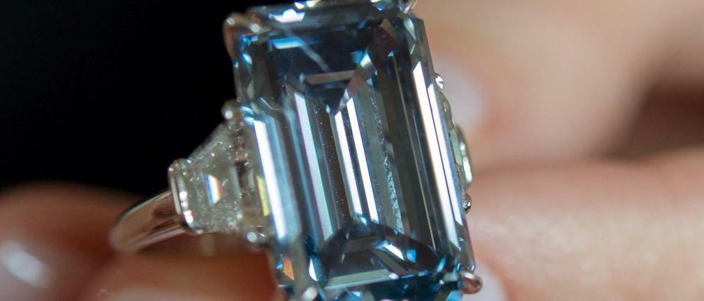14,62 Karat, Oppenheimer Blau, mehr als 50 Millionen Euro für diesen Diamanten. 