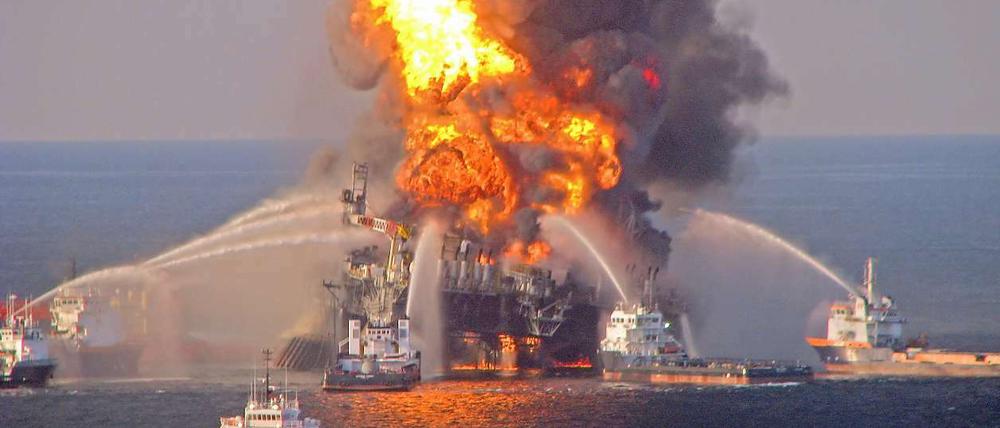 20. April 2010: Die 80 Kilometer vor der Küste des US-Bundesstaats Louisiana gelegene Förderplattform "Deepwater Horizon" explodiert, elf Arbeiter sterben. 