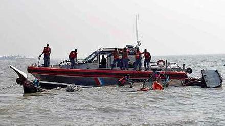 Die Überreste eines gekenterten Flüchtlingsboot an der Küste von Bangladesch. 