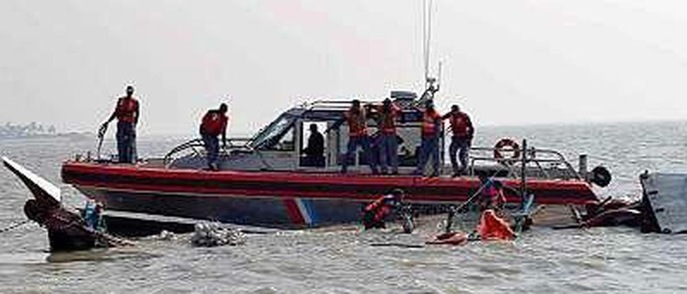 Die Überreste eines gekenterten Flüchtlingsboot an der Küste von Bangladesch. 