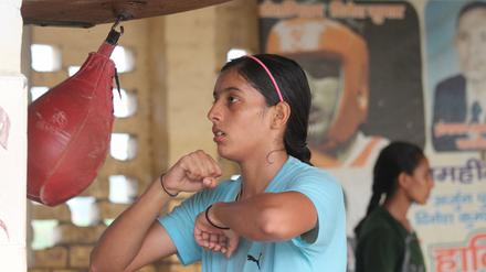 Die 17-jährige Banty Panghal bearbeitet im Boxing Club Bhiwani in Indien einen Punchingball. Bhiwani hat sich in den vergangenen Jahren einen Ruf als Box-Hauptstadt Indiens erarbeitet. Nicht mehr nur Männer, sondern auch immer mehr Frauen in Bhiwani lernen Boxen. 