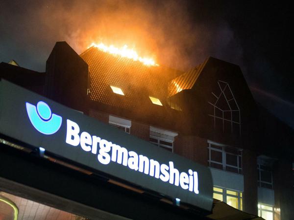 Im sechsten Stock des Klinikums Bergmannsheil brach das Feuer in der Nacht aus.