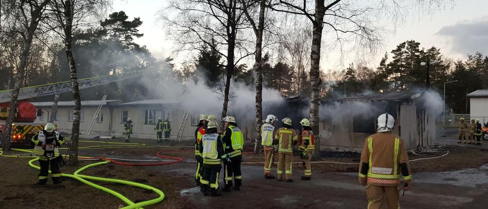 Die Feuerwehr hat den Brand in dem Flüchtlingsheim unter Kontrolle. 