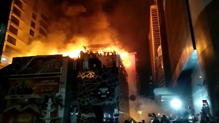 Bei einem Brand in einem vierstöckigen Gebäude in Mumbai sind mindestens 14 Menschen ums Leben gekommen und rund 20 weitere verletzt worden.