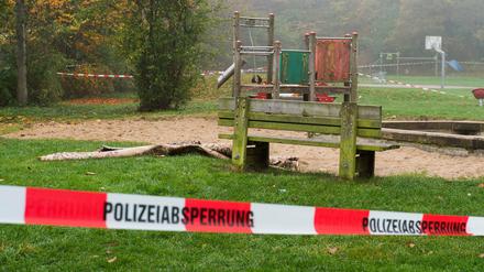 Polizeiabsperrungen sind am Dienstag auf einem Spielplatz in Flensburg zu sehen. Die Flensburger Mordkommission ermittelt, nachdem am Montagabend Anwohner auf dem Spielplatz eine brennende Frau entdeckt und erste Hilfe geleistet hatten.