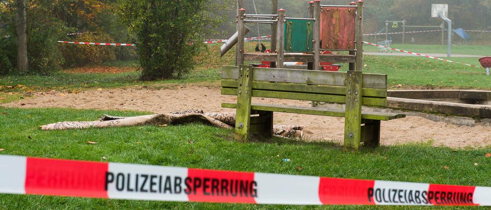 Polizeiabsperrungen sind am Dienstag auf einem Spielplatz in Flensburg zu sehen. Die Flensburger Mordkommission ermittelt, nachdem am Montagabend Anwohner auf dem Spielplatz eine brennende Frau entdeckt und erste Hilfe geleistet hatten.