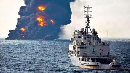 Der vor mehr als einer Woche in Brand geratenen Öltanker "Sanchi" im chinesischen Meer.