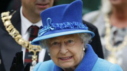 Queen Elizabeth II vor dem Einstieg in einen historischen Zug in Schottland am Mittwoch. 