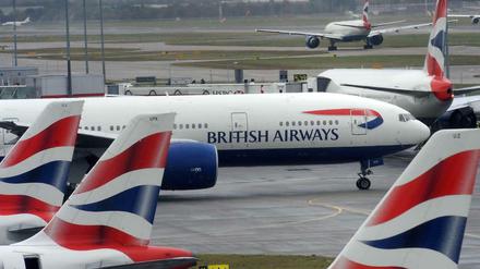 Ein Flugzeug der Fluggesellschaft British-Airways am Londoner Flughafen Heathrow. 