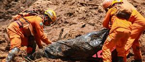 Dammbruch von Brumadinho im Januar 2019: Rettungskräfte bergen ein Opfer aus dem Schlamm.