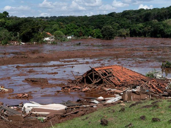 Trümmerlandschaft nach dem Dammbruch von Brumadinho