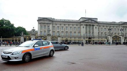 Ein Bewaffneter wurde von den Waffen erwischt, als er in den Buckingham Palast gelangen wollte.