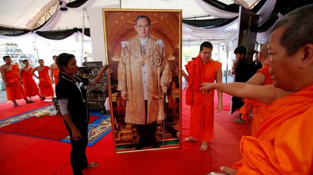 Mönche stellen ein Porträt des verstorbenen Königs auf. 