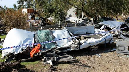 Das zerstörte Haus und die plattgewalzten Autos davor. In der Stadt Teralba in der Region New South Wales, ist ein Mann mit einem Bulldozer in ein bewohntes Haus gefahren. 