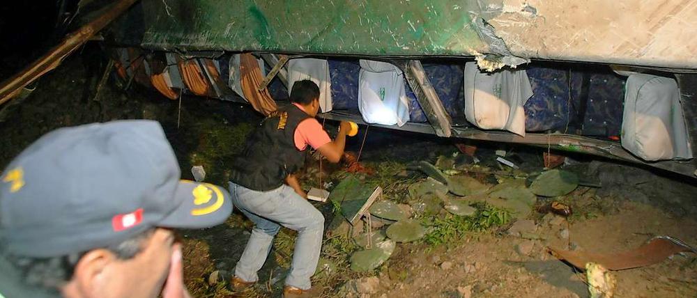 Mindestens 27 Tote und 40 Verletzte bei Busunglück in den peruanischen Anden.