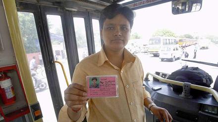 Die erste Busfahrerin in Neu Delhi, Vankadarath Saritha, bei ihrem ersten Arbeitstag am Montag. 