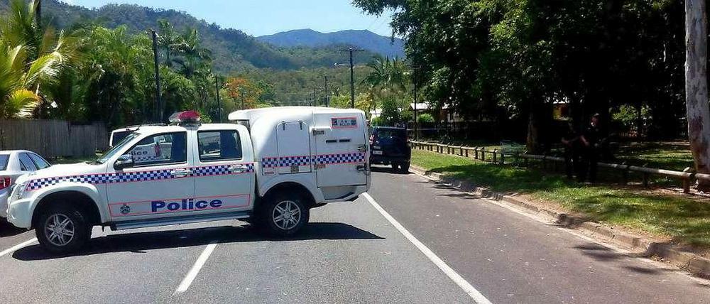Die Polizei sperrt den Tatort in einem Vorort von Cairns ab.