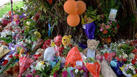 Bewohner von Cairns in Australien haben Blumen und Kuscheltiere in der Nähe des Hauses abgelegt, wo acht tote Kinder gefunden worden waren.