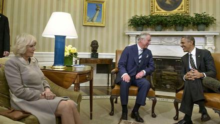 Prinz Charles (m) und Camilla (l) am Donnerstag zugast bei Barack Obama (r) im Weißen Haus in Washington. 