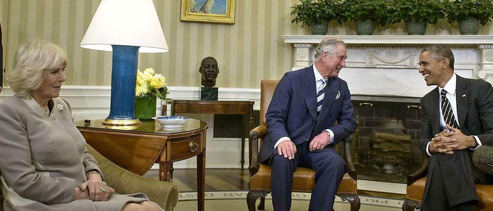 Prinz Charles (m) und Camilla (l) am Donnerstag zugast bei Barack Obama (r) im Weißen Haus in Washington. 