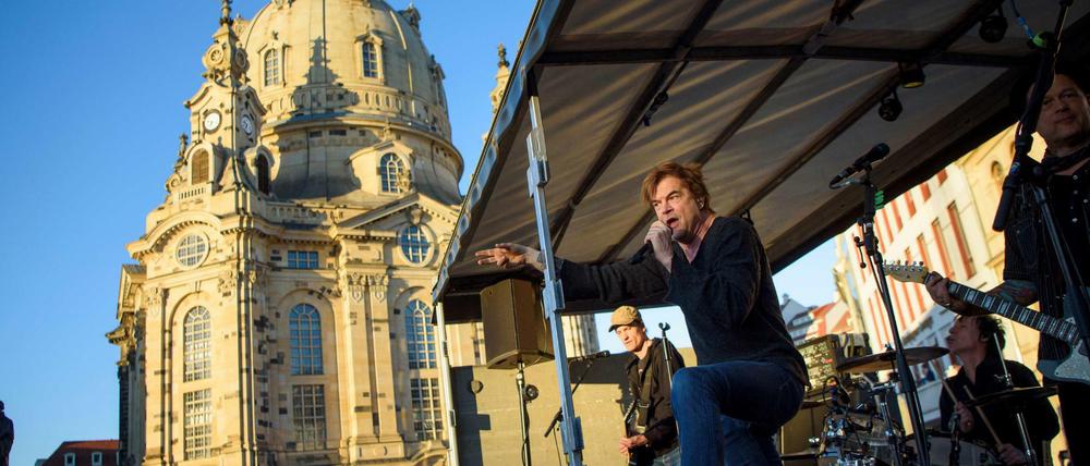 Unterstützung für die Anti-Pegida-Demo: Campino und die Toten Hosen vor der Frauenkirche in Dresden