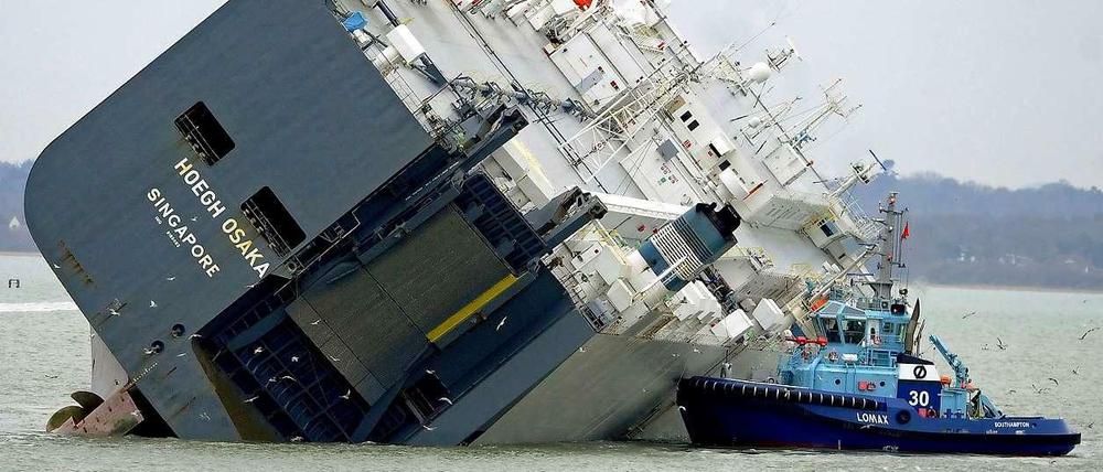 Festgefahren: Das 51 000-Tonnen-Schiff "Hoegh Osaka" liegt bewegungsunfähig auf einer Sandbank zwischen der Isle of Wight und dem englischen Festland.