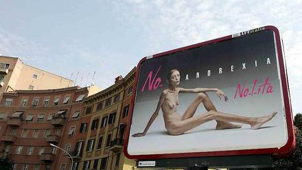 Im Jahre 2007 wurde diese Schock-Kampagne in Italien mit dem Titel "No. Anorexia" (Magersucht, nein) landesweit verboten. In Frankreich wird nun versucht, durch ein neues Gesetz gegen magersüchtige Models vorzugehen. 
