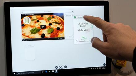 Auf einem Computer Display an einem Kühlschrank wird am 13.03.2016 auf dem Messegelände der CeBIT in Hannover (Niedersachsen) auf dem Stand der Firma Mircosoft über die Internetplatform YouTube ein Backrezept für eine Pizza aufgerufen.