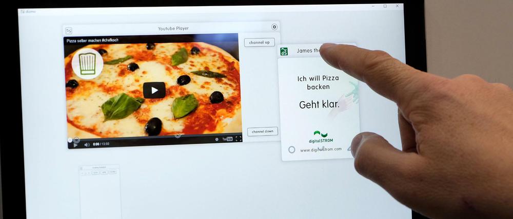 Auf einem Computer Display an einem Kühlschrank wird am 13.03.2016 auf dem Messegelände der CeBIT in Hannover (Niedersachsen) auf dem Stand der Firma Mircosoft über die Internetplatform YouTube ein Backrezept für eine Pizza aufgerufen.