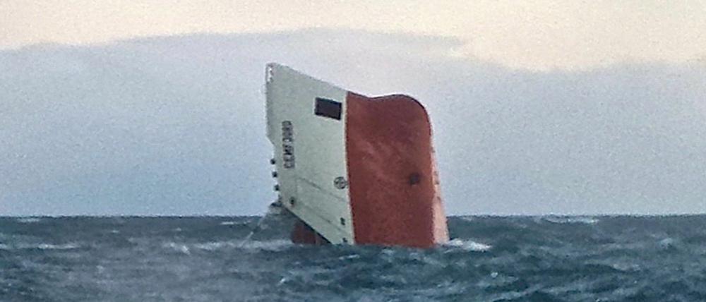 Bevor die Cemfjord im Meer versank, ragte der Bug des 83 Meter langen Schiffes steil in die Höhe. 