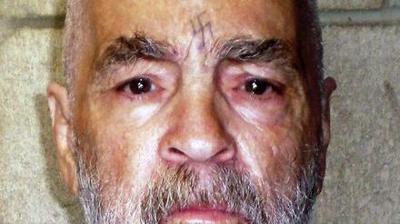 Markenzeichen Hakenkreuz auf der Stirn. Der zu lebenslanger Haft verurteilte Serienkiller Charles Manson (80). Mit einer Hochzeit wird es vorerst nichts.